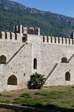 Deniz kıyısında eski bir taş kemer. Yüksek kalite fotoğraf