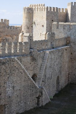 Taş kale duvarı. Taş kale kuleleri. Eski bir taş kemer Yüksek kaliteli fotoğraf