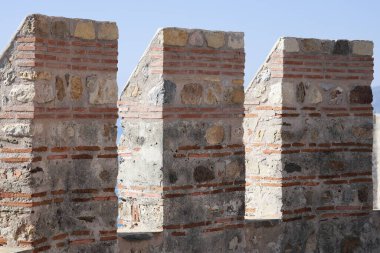 Taş kale duvarı. Taş kale kuleleri. Eski bir taş kemer Yüksek kaliteli fotoğraf