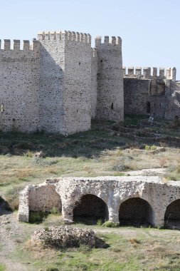 Deniz kıyısında eski bir taş kemer. Yüksek kalite fotoğraf