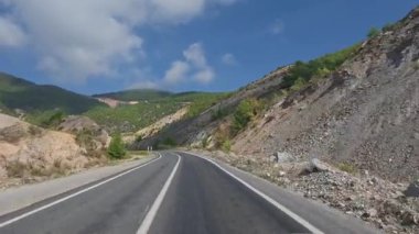 Güneşli yol ağaçları. Dağ yolu ağaçları. Yüksek kalite FullHD görüntüleri.