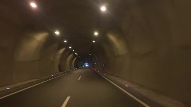 Uzun ve aydınlık bir tünel. Yüksek kalite fotoğraf