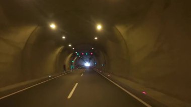 Uzun ve aydınlık bir tünel. Yüksek kalite fotoğraf