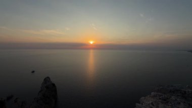 Günbatımı okyanus ufku. Günbatımı okyanus göğü Karanlık girdaplı gökyüzü. 