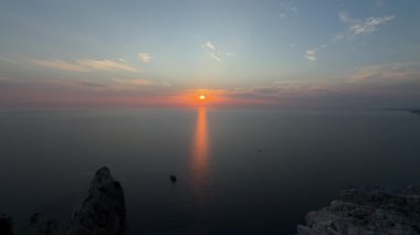 Günbatımı okyanus ufku. Günbatımı okyanus göğü Karanlık girdaplı gökyüzü. 