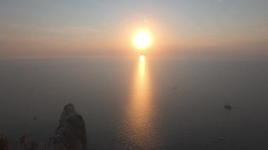 Günbatımı okyanus ufku. Günbatımı okyanus göğü Karanlık girdaplı gökyüzü. 