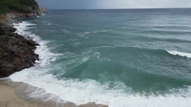 Kıyı kayalıkları. Okyanus dalgaları kıyı şeridi. Rocky turkuaz kıyı şeridi. Yüksek kalite 4k görüntü