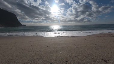 Okyanus dalgaları kıyı şeridi. Sahilde günbatımı. Yüksek kalite 4k görüntü