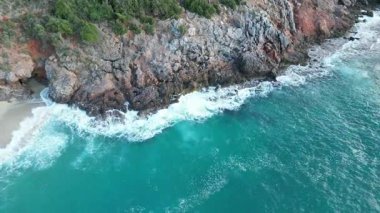 Okyanus dalgaları kıyı şeridi. Rocky turkuaz kıyı şeridi. Yüksek kalite 4k görüntü