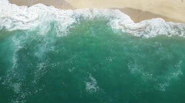 Dalgalar sahile çarpıyor. Okyanus dalgaları kıyı şeridi. Turkuaz kıyı şeridi. Yüksek kalite 4k görüntü