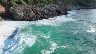 Okyanus dalgaları kıyı şeridi. Rocky turkuaz kıyı şeridi. Yüksek kalite 4k görüntü