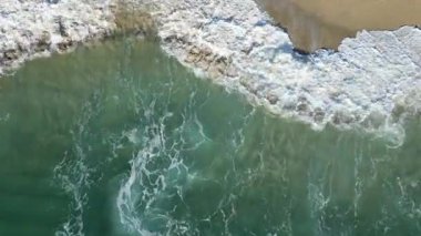 Dalgalar sahile çarpıyor. Okyanus dalgaları kıyı şeridi. Turkuaz kıyı şeridi. Yüksek kalite 4k görüntü