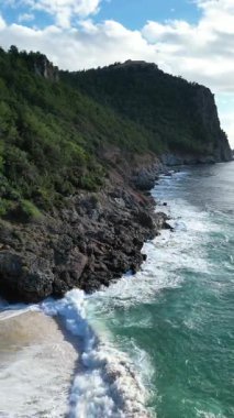 Okyanus dalgaları kıyı şeridi. Rocky turkuaz kıyı şeridi. Yüksek kalite 4k görüntü