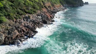 Okyanus dalgaları kıyı şeridi. Rocky turkuaz kıyı şeridi. Yüksek kalite 4k görüntü