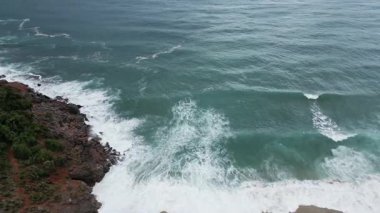 Kıyı kayalıkları. Okyanus dalgaları kıyı şeridi. Rocky turkuaz kıyı şeridi. Yüksek kalite 4k görüntü