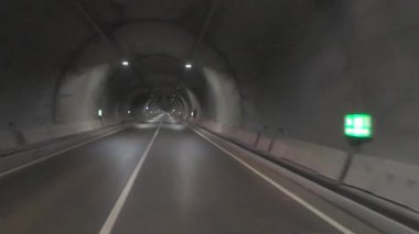 Uzun ve aydınlık bir tünel. Yüksek kalite fotoğraf