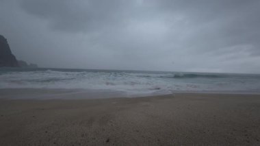 Kayanın manzarası. Fırtınalı sahil dalgaları. gri bulutlar Yüksek kalite 4k görüntü