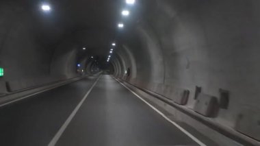 Uzun ve aydınlık bir tünel. Yüksek kalite fotoğraf