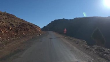 Güneşli yol. Issız viraj yolu. Dağ yolu. Yüksek kalite FullHD görüntüler.