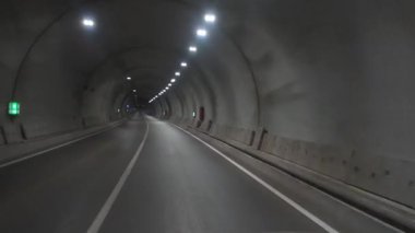 Uzun ve aydınlık bir tünel. Yüksek kalite fotoğraf