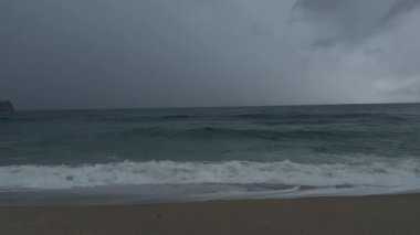 Kumsalın manzarası. Fırtınalı sahil dalgaları. gri bulutlar Yüksek kalite 4k görüntü