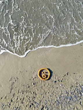 Plaj, turuncu gülen yüzlü deniz fotoğrafı çekimi. Portakallar plaj okyanusu. Yüksek kalite fotoğraf.