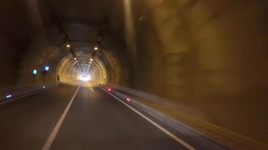 Uzun ve aydınlık bir tünel. Uzun yol tüneli. Yüksek kalite fotoğraf.