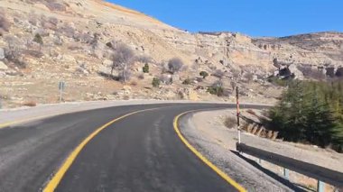 Çakıl ormanı yolu. Yol kenarındaki kayalık kayalıklar. Dağ manzarası. Yüksek kalite fotoğraf