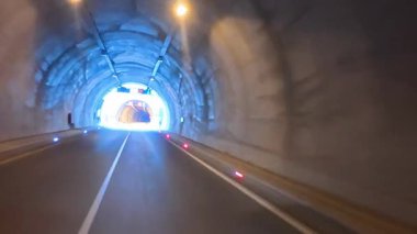 Uzun ve aydınlık bir tünel. Uzun yol tüneli. Yüksek kalite fotoğraf.