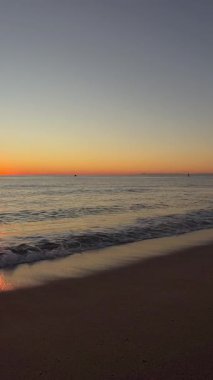 Günbatımı okyanus ufku. Günbatımı okyanus göğü Karanlık girdaplı gökyüzü.