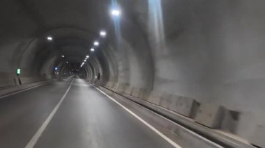 Uzun ve aydınlık bir tünel. Uzun yol tüneli. Yüksek kalite fotoğraf.