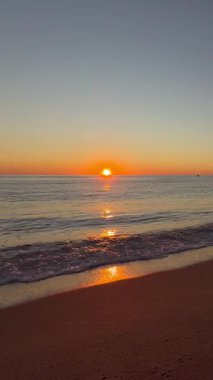 Günbatımı okyanus ufku. Günbatımı okyanus göğü Karanlık girdaplı gökyüzü.