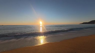 Günbatımı okyanus ufku. Günbatımı okyanus göğü Karanlık girdaplı gökyüzü.