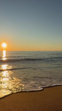 Günbatımı okyanus ufku. Günbatımı okyanus göğü Karanlık girdaplı gökyüzü.