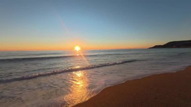 Günbatımı okyanus ufku. Günbatımı okyanus göğü Karanlık girdaplı gökyüzü.