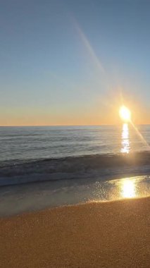 Günbatımı okyanus ufku. Günbatımı okyanus göğü Karanlık girdaplı gökyüzü.