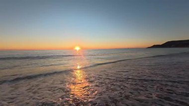 Günbatımı okyanus ufku. Günbatımı okyanus göğü Karanlık girdaplı gökyüzü.