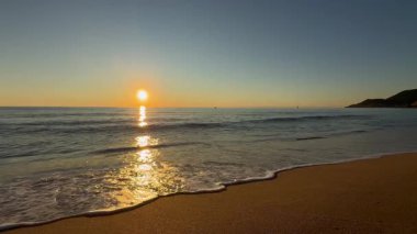 Günbatımı okyanus ufku. Günbatımı okyanus göğü Karanlık girdaplı gökyüzü.