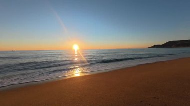 Günbatımı okyanus ufku. Günbatımı okyanus göğü Karanlık girdaplı gökyüzü.
