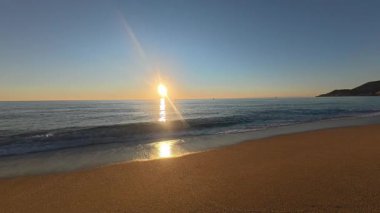 Günbatımı okyanus ufku. Günbatımı okyanus göğü Karanlık girdaplı gökyüzü.