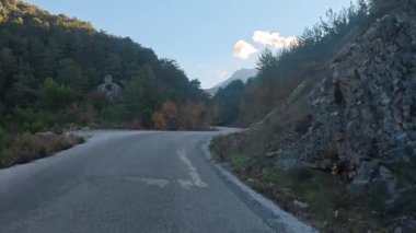 Yol kenarındaki kayalık kayalıklar. Dağ manzarası. Yüksek kalite fotoğraf