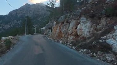 Yol kenarındaki kayalık kayalıklar. Dağ manzarası. Yüksek kalite fotoğraf