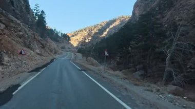 Yol kenarındaki kayalık kayalıklar. Dağ manzarası. Yüksek kalite fotoğraf