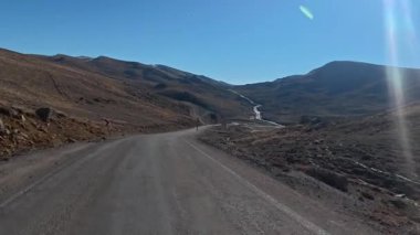 Yol kenarındaki kayalık kayalıklar. Dağ manzarası. Yüksek kalite fotoğraf