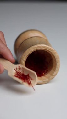 Safran iplik kavanozu. Safran baharatının makro fotoğrafı. Yüksek kalite 4k görüntü