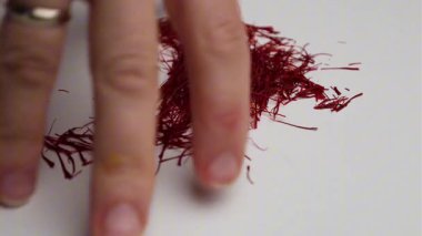 Safran iplik kavanozu. Safran baharatının makro fotoğrafı. Yüksek kalite 4k görüntü