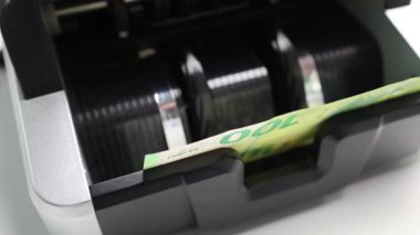 Para sayma makinesi. Avro tutan eller. Yüksek kalite fotoğraf