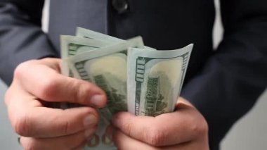 Yüz banknot sayıyorum. Yüksek kalite 4k görüntü