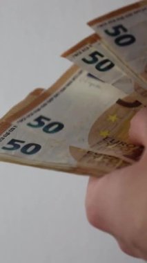 Para eli sayıyorum. 50 Euro. Yüksek kalite fotoğraf