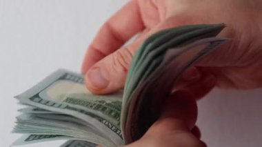 Yüz banknot sayıyorum. Yüksek kalite 4k görüntü